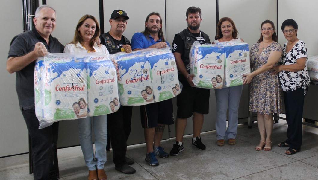 Motociclistas de Piracicaba arrecadam 840 fraldas geriátricas a entidade do município