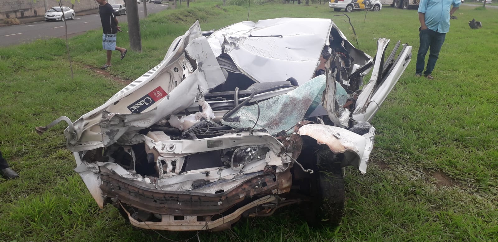 Carro fica destruído após entrar embaixo de caminhão, em Piracicaba