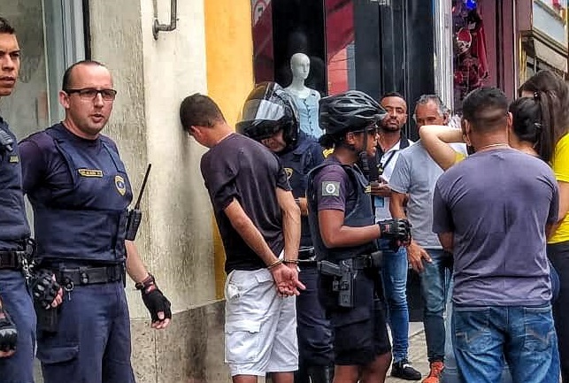 Bandido é preso roubando lojas na Governador, em Piracicaba