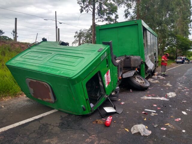 Em Piracicaba, pneu de caminhão com bebidas estoura e motorista colide contra árvore