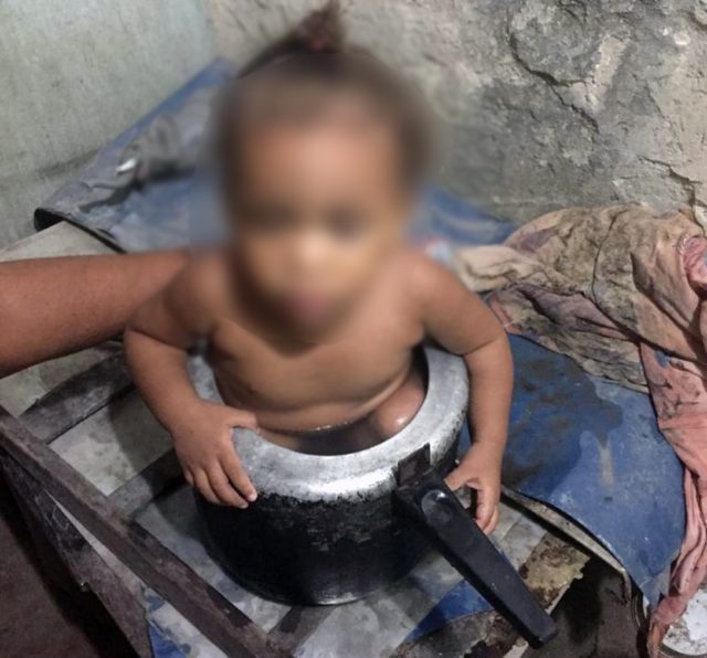 Bebê fica presa em panela de pressão durante brincadeira da mãe