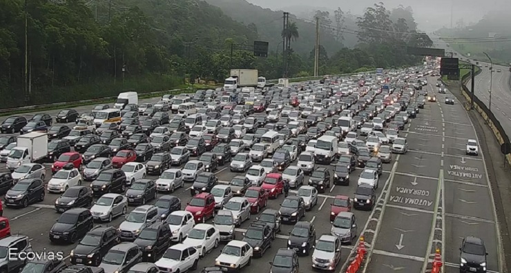 Rodovia dos Imigrantes tem congestionamento na saída para o Réveillon