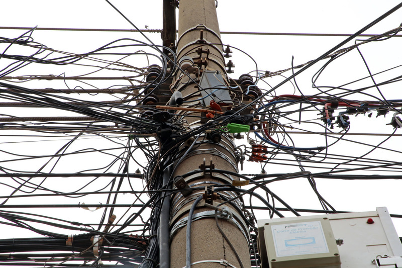 Em Piracicaba, decreto pede retirada de excesso de fios em postes da cidade
