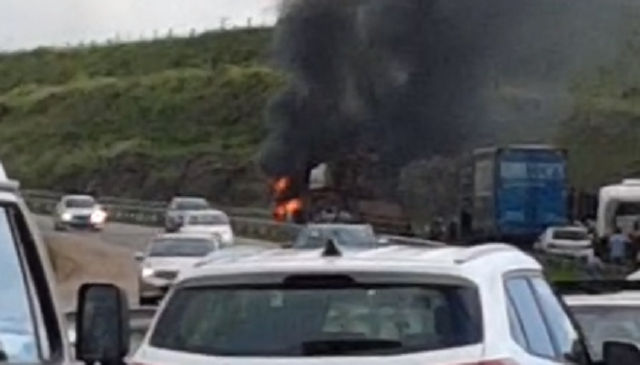 Caminhão pega fogo em rodovia de Piracicaba