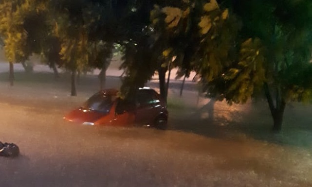 Córrego transborda e arrasta carro em Piracicaba