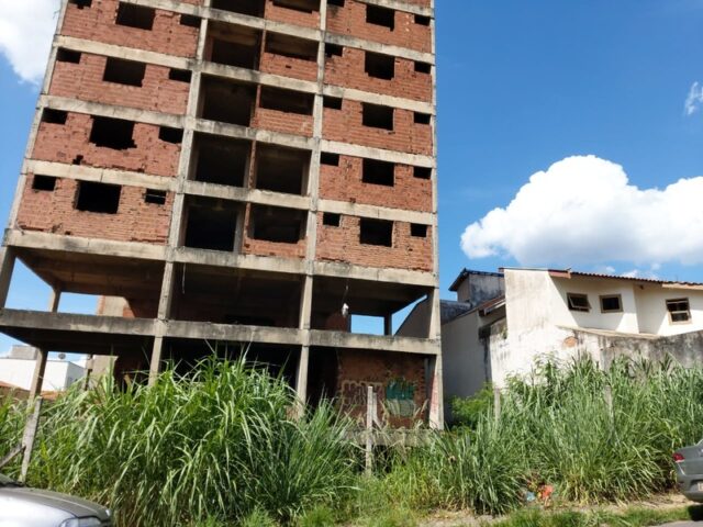 Em Piracicaba, prédio abandonado causa preocupação a moradores do bairro Alto