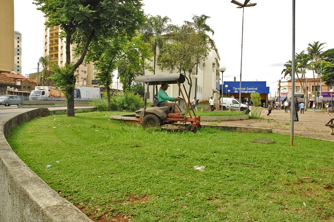 Prefeitura de Piracicaba inicia corte de mato em toda a extensão da Armando Salles