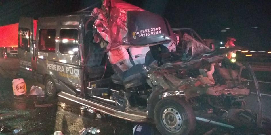 Acidente entre van e caminhão mata duas pessoas e fere 10