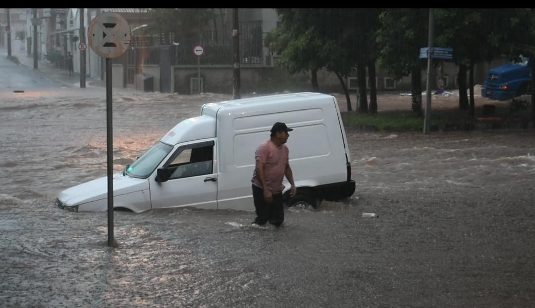Alagamentos no Centro de Piracicaba: “até agora não foi feito nada”, critica vereador
