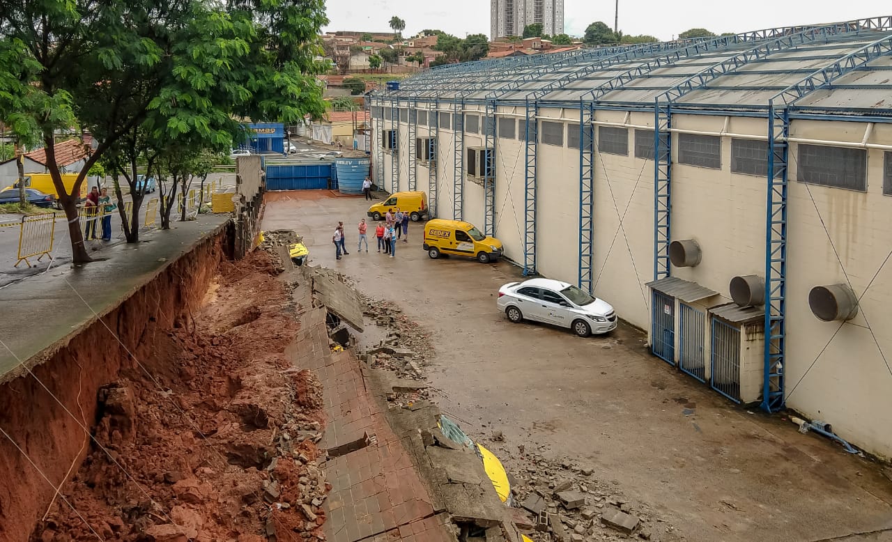 Muro de uma das unidades dos Correios desaba após forte chuva em Piracicaba