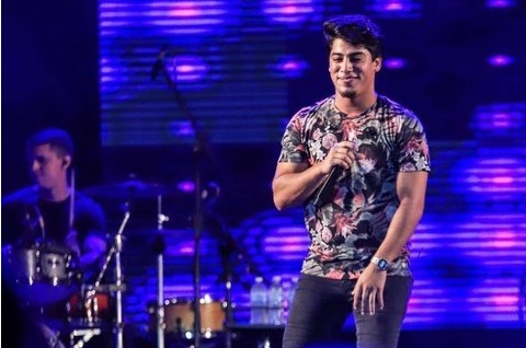 Cantor sertanejo respira por aparelhos após carro bater e pegar fogo