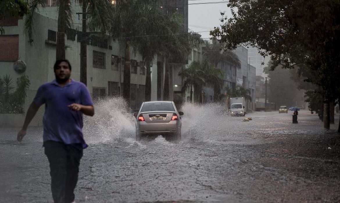 Chuva intensa causa enchentes e paralisa o trânsito em São Paulo