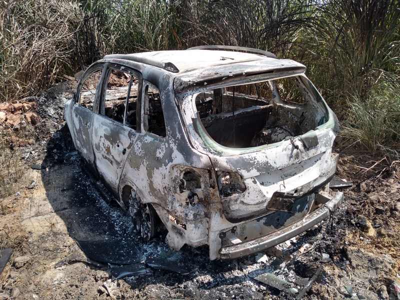 Veículo é encontrado carbonizado em estrada de Piracicaba; PM já foi acionada