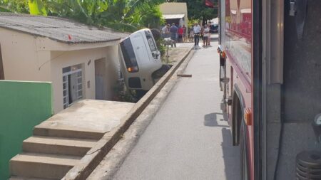 Após forte colisão, veículo capota várias vezes e quase atinge residência