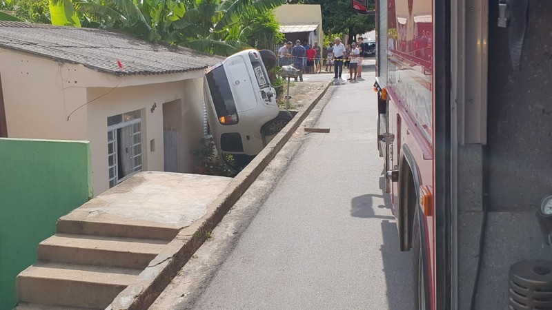 Após forte colisão, veículo capota várias vezes e quase atinge residência