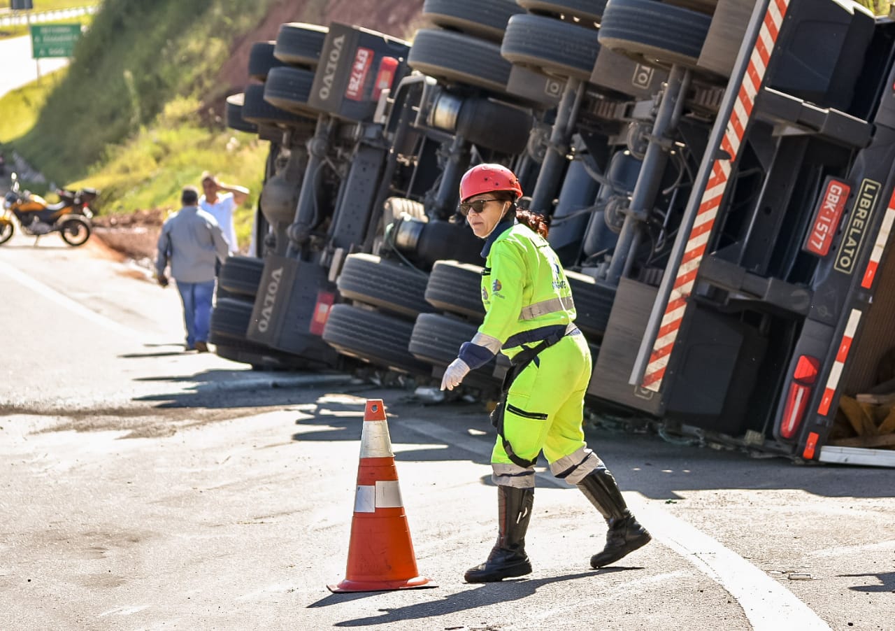 Caminhão carregado com placas de MDF tomba em Piracicaba
