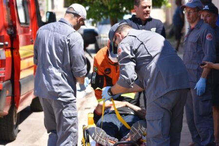 Motoqueiro de 25 anos se fere e é socorrido após acidente de trânsito, em Piracicaba