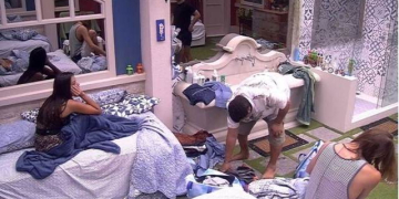 BBB20: Babu recolhe roupas jogadas no chão enquanto Ivy fica na cama (Foto: Globo)