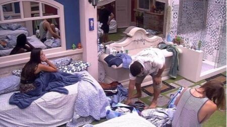BBB20: Babu recolhe roupas jogadas no chão enquanto Ivy fica na cama (Foto: Globo)