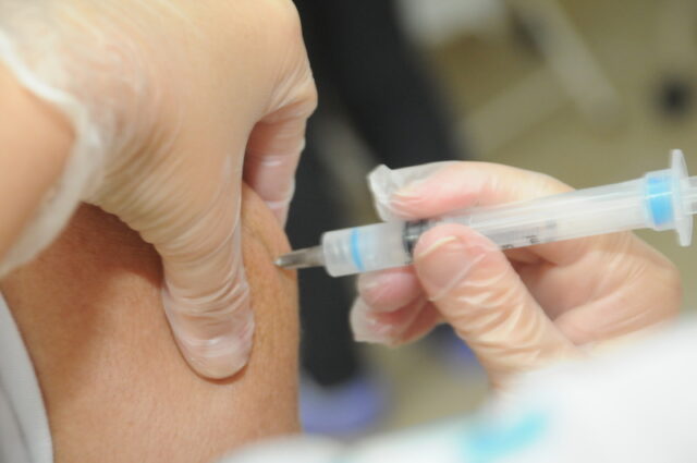 ‘Enfermeira’ oferece doses desviada de Coronavac por R$ 45 mil vacinação vacina