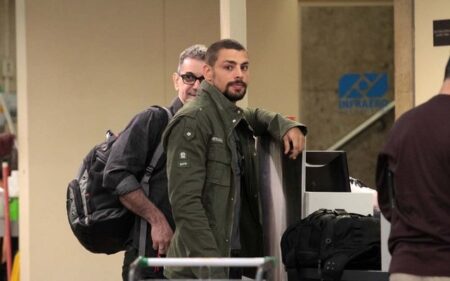 Cauã Reymond dá show de antipatia em corredor da Globo (Foto: Reprodução)