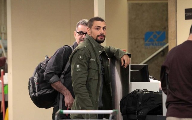 Cauã Reymond dá show de antipatia e ignora fãs em corredor da Globo