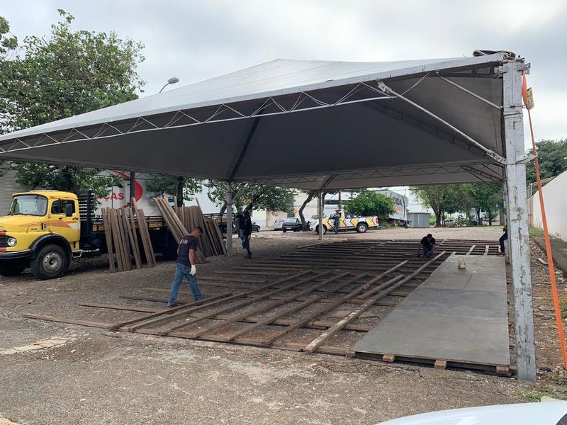 Tenda para triagem de pacientes com sintomas de coronavírus é montada em Piracicaba