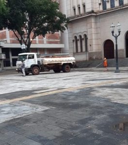 Em Piracicaba, Praça José Bonifácio é higienizada com cloro