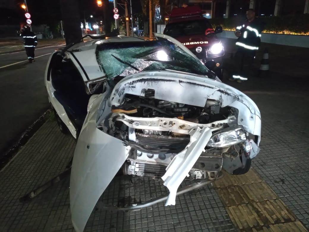 Grave acidente envolvendo carro e árvore interdita Avenida Independência, em Piracicaba