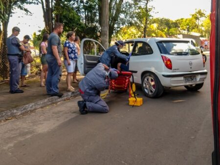 Jovem de 26 anos perde controle de veículo e colide contra poste, em Piracicaba