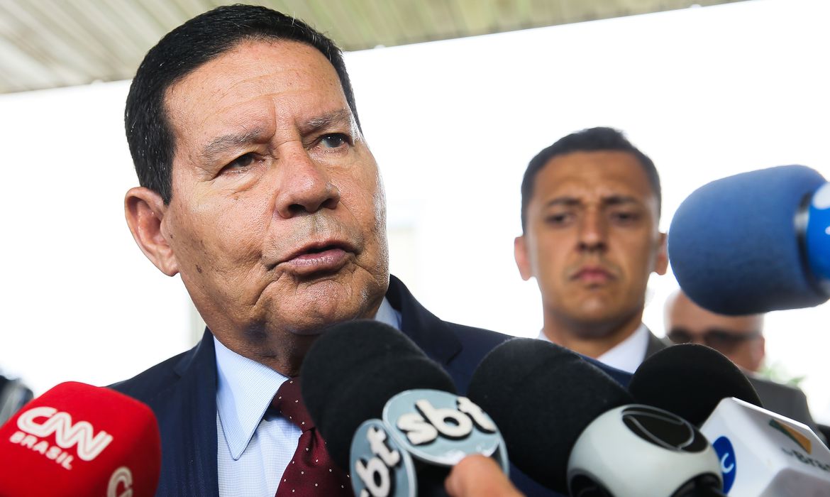 Mourão critica forma como Moro saiu e diz que Bolsonaro busca centrão por estabilidade