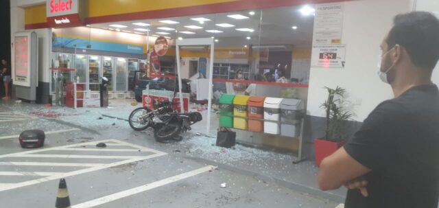 Carro desgovernado invade posto de combustíveis em Piracicaba