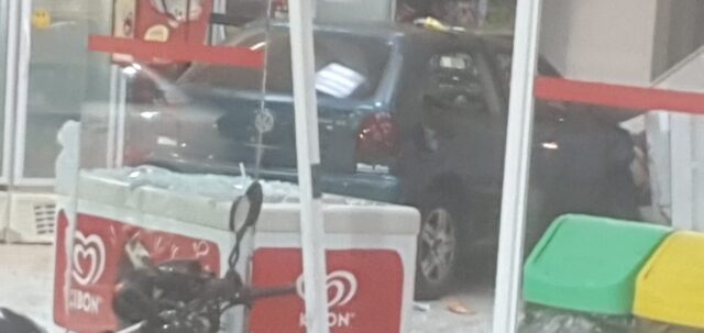 Carro desgovernado invade posto de combustíveis em Piracicaba