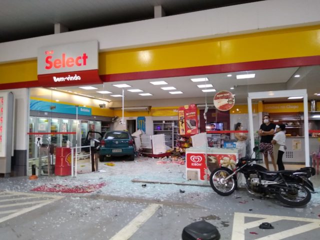 Carro desgovernado invade posto de combustíveis em Piracicaba