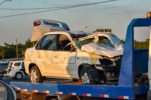 Carro e corpo são removidos de avenida de Piracicaba; motorista tinha 28 anos