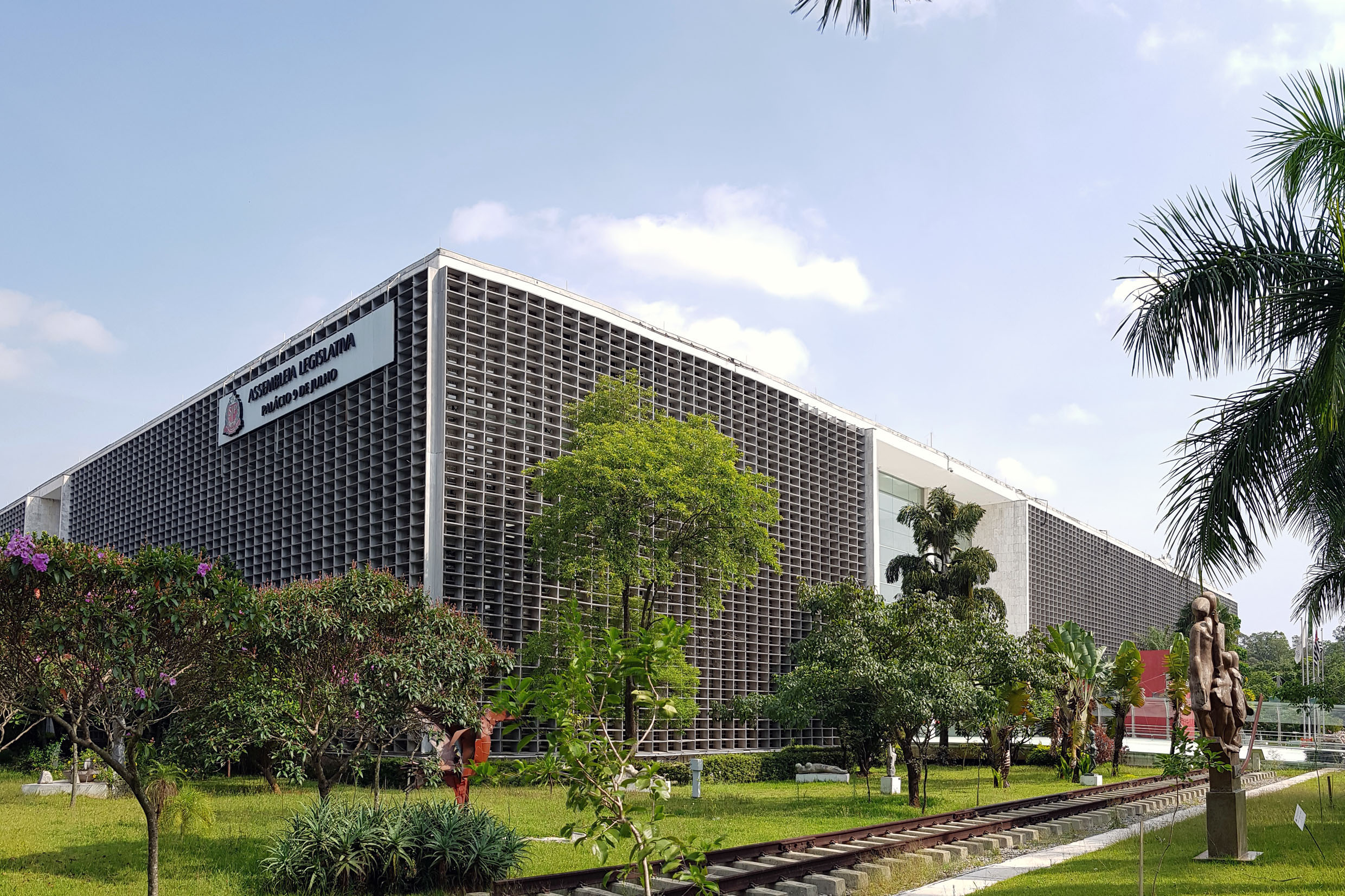 Assembleia de SP, na crise, pode reduzir salários dos deputados