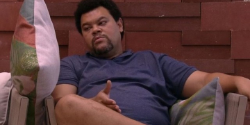 Babu conversando com almofada no BBB20