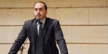 PF identifica Carlos Bolsonaro como articulador em esquema criminoso de fake news