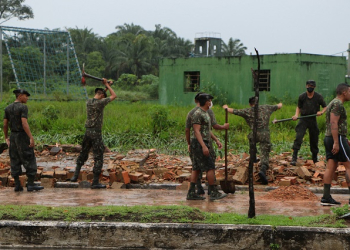 Soldados Exército do Brasileiro trabalham em parte do muro do 1º Batalhão de Infantaria de Selva (1º BIS).