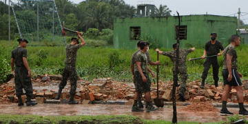 Soldados Exército do Brasileiro trabalham em parte do muro do 1º Batalhão de Infantaria de Selva (1º BIS).