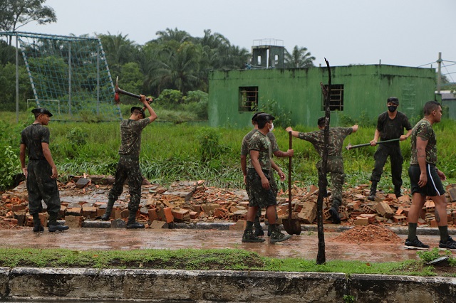 Temporal em Manaus inunda cemitério de vítimas do coronavírus