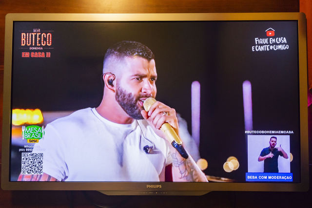 Gusttavo Lima acorda de ressaca após mais de sete horas de live: ‘Atropelado por caminhão’