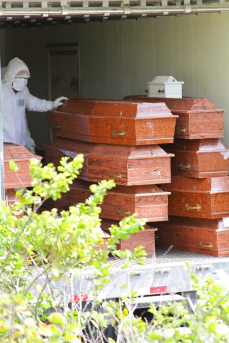 Sem espaço para enterrar as vítimas da Covid-19, Manaus empilha caixões