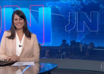 Jéssica Senra, principal apresentadora da Rede Bahia, na bancada do Jornal Nacional