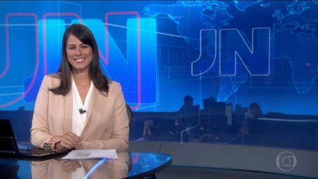 Jéssica Senra, principal apresentadora da Rede Bahia, na bancada do Jornal Nacional