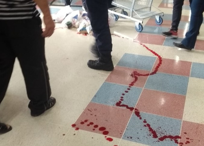 Mulher morre baleada durante confusão por uso de máscara em supermercado