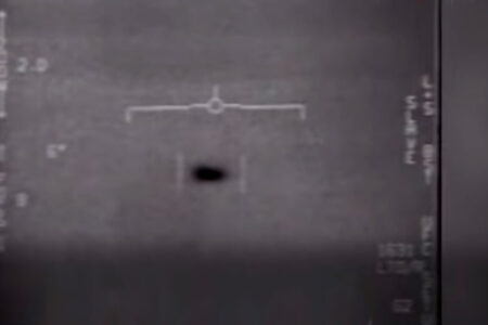 Pentágono tira sigilo de vídeos de pilotos avistando objetos voadores não identificados