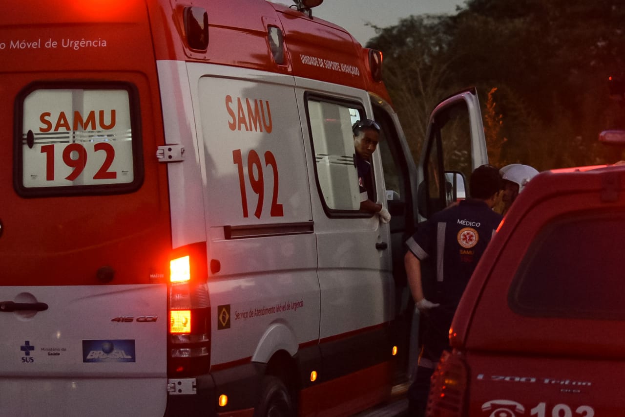 Mulher é socorrida em estado grave após acidente envolvendo moto e ônibus em Piracicaba