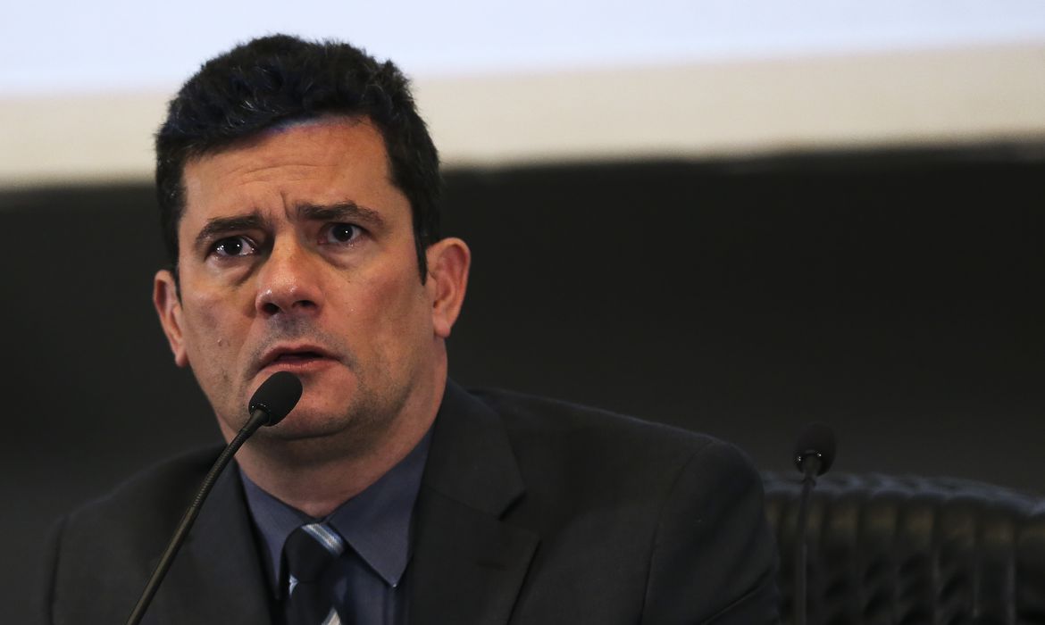 Ao anunciar demissão, Moro diz que Bolsonaro queria mexer na PF para ter acesso a relatórios de inteligência