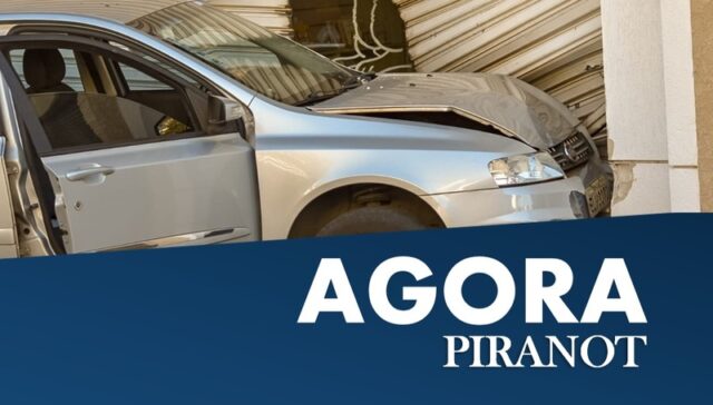 Após acidente de trânsito, veículo quase invade estabelecimento em Piracicaba